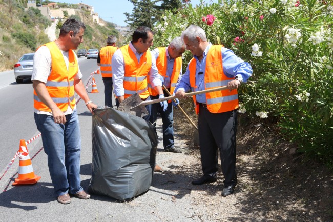 Εθελοντές καθάρισαν τον Βόρειο Οδικό Άξονα στην Κρήτη [photos] - Φωτογραφία 3