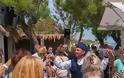 Kαλωσόρισμα Δανών τουριστών στην Μυτιλήνη με παραδοσιακούς χορούς, ούζα και τοπικούς μεζέδες! [video]