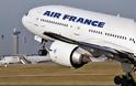 Αεροσκάφος της  Air France συνοδεύεται από αμερικανικά μαχητικά αεροσκάφη στο αεροδρόμιο Κένεντι