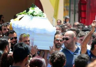 Χιλιάδες κόσμου στην κηδεία του 45χρονου Ρομά - Λιποθυμίες και εντάσεις... [photo] - Φωτογραφία 1
