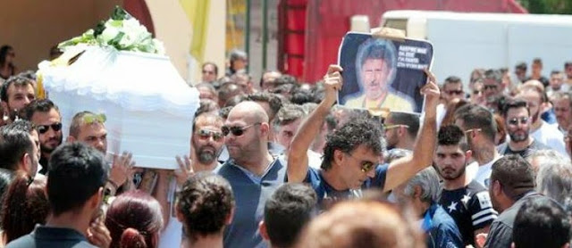 Χιλιάδες κόσμου στην κηδεία του 45χρονου Ρομά - Λιποθυμίες και εντάσεις... [photo] - Φωτογραφία 2