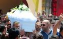 Χιλιάδες κόσμου στην κηδεία του 45χρονου Ρομά - Λιποθυμίες και εντάσεις... [photo]