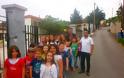Πάτρα: Οι μαθητές έβαλαν κόκκινες κορδέλες στους δρόμους του Άνω Καστριτσίου που δεν υπάρχει σηματοδότηση - Φωτογραφία 2