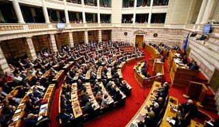 55 βουλευτές του ΣΥΡΙΖΑ ρωτούν τον Βαρουφάκη για τη δέσμευση καταθέσεων - Φωτογραφία 1