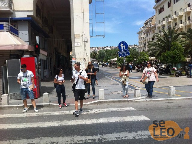 «Φιμωμένες» κοπέλες στο κέντρο της Θεσσαλονίκης - H κίνηση τους ευαισθητοποιεί [photos] - Φωτογραφία 3