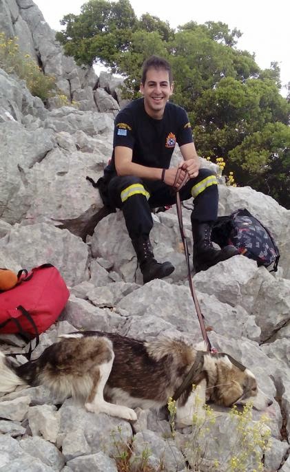 Δυτική Ελλάδα: Καρέ καρέ οι συγκλονιστικές προσπάθειες της ΕΜΑΚ για να σώσει σκύλο που είχε εγκλωβιστεί σε γκρεμό! - Φωτογραφία 4