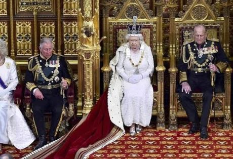 Βρετανία: Δημοψήφισμα για Ε.Ε. και πάγωμα φόρων στον Λόγο της Βασίλισσας - Φωτογραφία 1