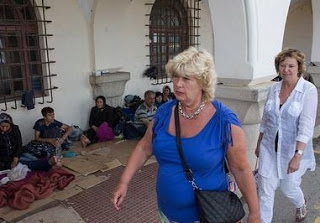 Daily Mail: Αηδιαστικό κολαστήριο τουριστών η Κως από τους χιλιάδες μετανάστες - Φωτογραφία 1