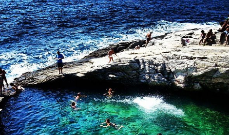 Γκιόλα, η διάφανη λίμνη της Ελλάδας - Μια φυσική πισίνα με πράσινο νερό που τη χωρίζει ένας βράχος από τη θάλασσα [photos] - Φωτογραφία 2