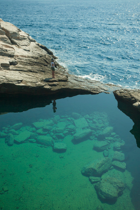 Γκιόλα, η διάφανη λίμνη της Ελλάδας - Μια φυσική πισίνα με πράσινο νερό που τη χωρίζει ένας βράχος από τη θάλασσα [photos] - Φωτογραφία 4