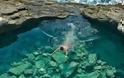 Γκιόλα, η διάφανη λίμνη της Ελλάδας - Μια φυσική πισίνα με πράσινο νερό που τη χωρίζει ένας βράχος από τη θάλασσα [photos]