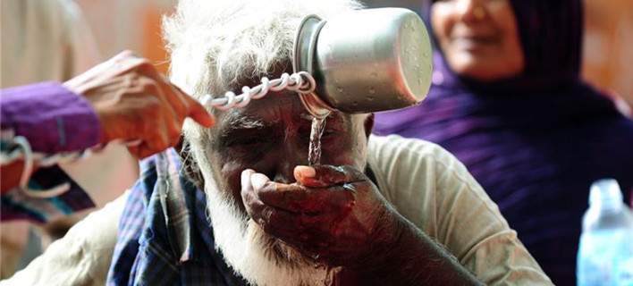 Απίστευτες εικόνες από το φονικό καύσωνα με τους 2.000 νεκρούς στην Ινδία: Ελιωσε και η άσφαλτος - Φωτογραφία 1