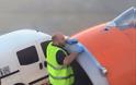 ΤΡΟΜΟΣ στο διαδίκτυο - Υπάλληλος αεροσκάφους στερεώνει τον κινητήρα αεροπλάνου με... ταινία [photos] - Φωτογραφία 3