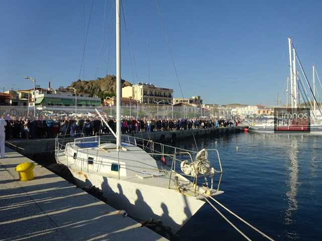 6546 - Με τιμές αρχηγού κράτους έφτασε στη Λήμνο το Τίμιο Ξύλο από το Άγιο Όρος - Φωτογραφία 2