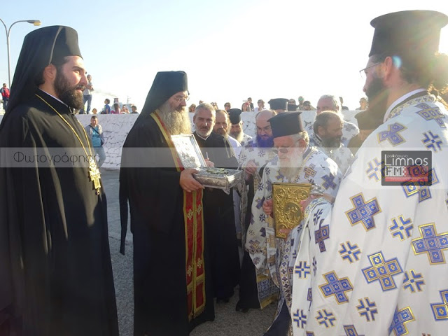 6546 - Με τιμές αρχηγού κράτους έφτασε στη Λήμνο το Τίμιο Ξύλο από το Άγιο Όρος - Φωτογραφία 4