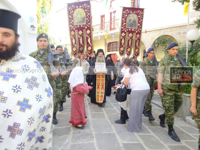 6546 - Με τιμές αρχηγού κράτους έφτασε στη Λήμνο το Τίμιο Ξύλο από το Άγιο Όρος - Φωτογραφία 7