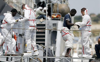 Περισσότεροι από 5.000 μετανάστες διασώθηκαν από την Παρασκευή στη Μεσόγειο - Φωτογραφία 1