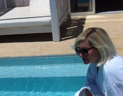 ANTEXETE; Η Τζούλια Αλεξανδράτου αγουροξυπνημένη στην πισίνα με το μπουρνούζι! [photos] - Φωτογραφία 2