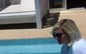 ANTEXETE; Η Τζούλια Αλεξανδράτου αγουροξυπνημένη στην πισίνα με το μπουρνούζι! [photos] - Φωτογραφία 2