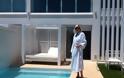 ANTEXETE; Η Τζούλια Αλεξανδράτου αγουροξυπνημένη στην πισίνα με το μπουρνούζι! [photos] - Φωτογραφία 3