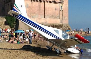 Αεροσκάφος συνετρίβη σε ιταλική παραλία γεμάτη κόσμο - Από θάυμα δεν σκοτώθηκε κανείς - Φωτογραφία 1