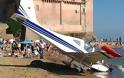 Αεροσκάφος συνετρίβη σε ιταλική παραλία γεμάτη κόσμο - Από θάυμα δεν σκοτώθηκε κανείς