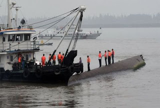 ΕΙΚΟΝΕΣ ΠΟΥ ΣΥΓΚΛΟΝΙΖΟΥΝ: Τραγωδία στη Κίνα - Βυθίστηκε πλοίο [photos] - Φωτογραφία 1