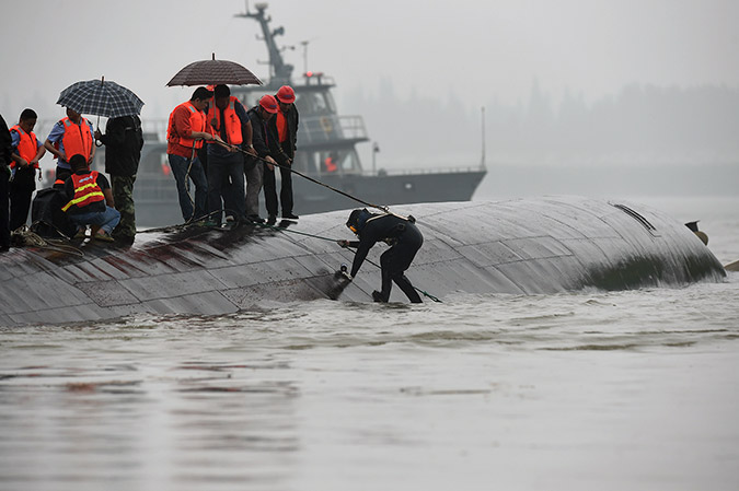 ΕΙΚΟΝΕΣ ΠΟΥ ΣΥΓΚΛΟΝΙΖΟΥΝ: Τραγωδία στη Κίνα - Βυθίστηκε πλοίο [photos] - Φωτογραφία 2