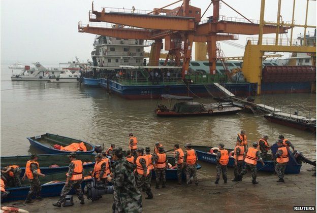 ΕΙΚΟΝΕΣ ΠΟΥ ΣΥΓΚΛΟΝΙΖΟΥΝ: Τραγωδία στη Κίνα - Βυθίστηκε πλοίο [photos] - Φωτογραφία 6