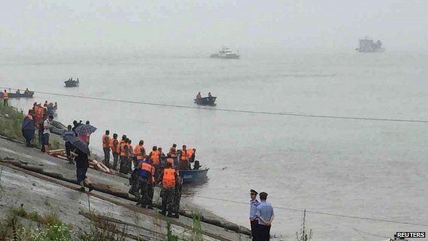 ΕΙΚΟΝΕΣ ΠΟΥ ΣΥΓΚΛΟΝΙΖΟΥΝ: Τραγωδία στη Κίνα - Βυθίστηκε πλοίο [photos] - Φωτογραφία 7