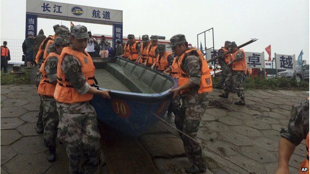 ΕΙΚΟΝΕΣ ΠΟΥ ΣΥΓΚΛΟΝΙΖΟΥΝ: Τραγωδία στη Κίνα - Βυθίστηκε πλοίο [photos] - Φωτογραφία 8