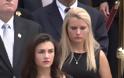 Αφόρητος πόνος στην κηδεία των Ελλήνων ομογενών που δολοφονήθηκαν- ΑΠΑΡΗΓΟΡΗΤΕΣ οι κόρες [video+photos] - Φωτογραφία 3