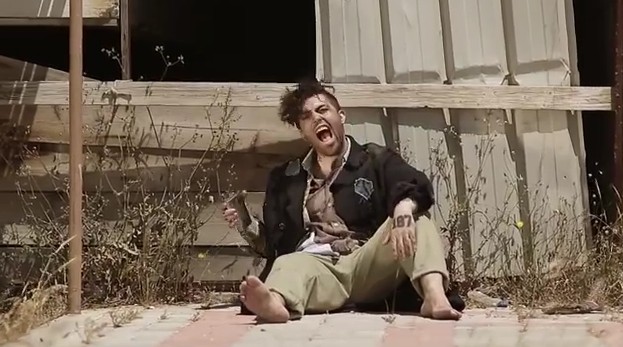ΣΟΚ: Έλληνας τραγουδιστής εθεάθη ξυπόλυτος και σε χάλια κατάσταση στην Κόρινθο [photo+video] - Φωτογραφία 2