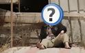 ΣΟΚ: Έλληνας τραγουδιστής εθεάθη ξυπόλυτος και σε χάλια κατάσταση στην Κόρινθο [photo+video]