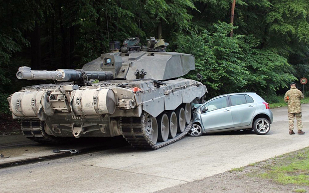 Βρετανικό τανκ πάτησε αυτοκίνητο Γερμανίδας - ΦΩΤΟ - Φωτογραφία 2