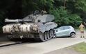Βρετανικό τανκ πάτησε αυτοκίνητο Γερμανίδας - ΦΩΤΟ - Φωτογραφία 2