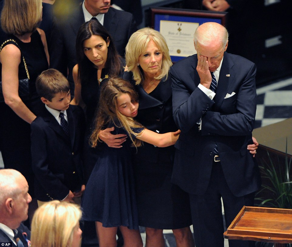 Κατέρρευσε ο Τζο Μπάιντεν στην κηδεία του γιου του [photos] - Φωτογραφία 2