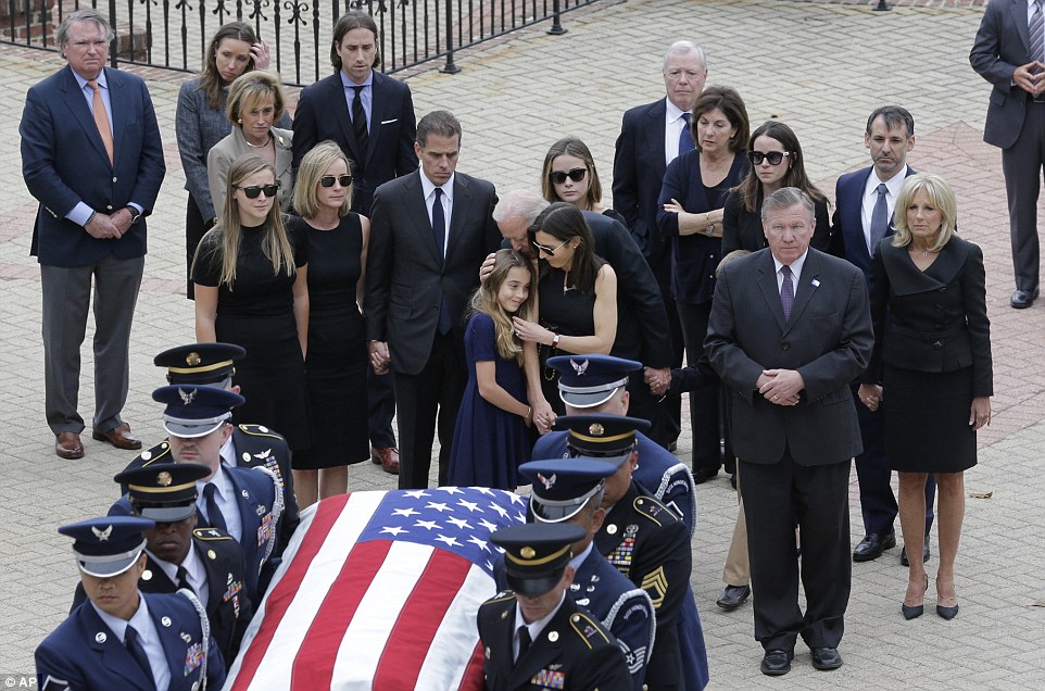 Κατέρρευσε ο Τζο Μπάιντεν στην κηδεία του γιου του [photos] - Φωτογραφία 3