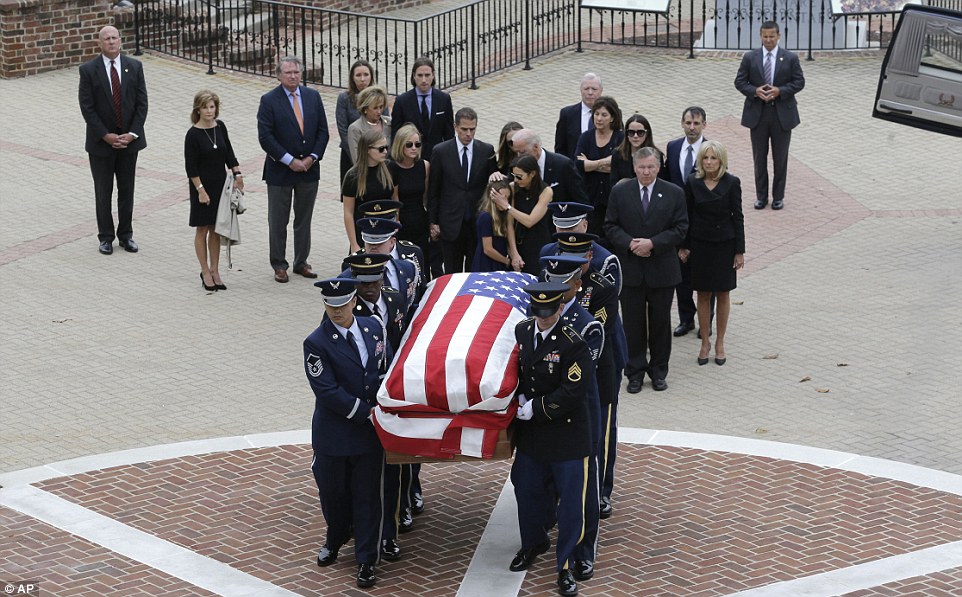 Κατέρρευσε ο Τζο Μπάιντεν στην κηδεία του γιου του [photos] - Φωτογραφία 4