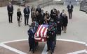 Κατέρρευσε ο Τζο Μπάιντεν στην κηδεία του γιου του [photos] - Φωτογραφία 4