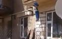 VIDEO-ΣΟΚ: Πέταξε το μωρό της από το μπαλκόνι για να το πιάσει ο σύζυγός της! [video]