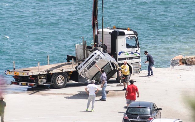 Nεκρός ο άνδρας που έπεσε με το αυτοκίνητό του στο λιμάνι της Ραφήνας νωρίτερα [photo] - Φωτογραφία 2