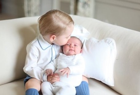 Στην αγκαλιά του αδερφού της η μικρή πριγκίπισσα Σάρλοτ [photo] - Φωτογραφία 2