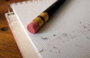 ΤΟ ΗΞΕΡΕΣ; Πως οι γόμες σβήνουν το στυλό ή το μολύβι από το χαρτί - Φωτογραφία 1
