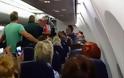 Χαμός σε πτήση με προορισμό την Κρήτη - Καρέ καρέ η σύλληψη επιβάτη μέσα στο αεροπλάνο [video]