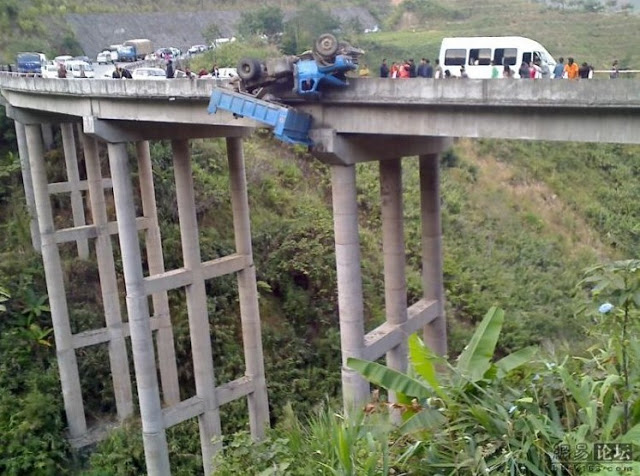 Aν σε θέλει: Απίστευτες φωτογραφίες από τροχαίο ατύχημα... [photos] - Φωτογραφία 7