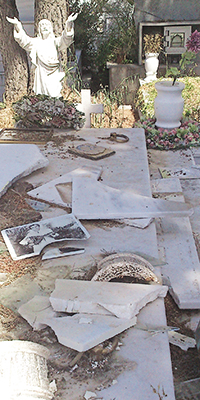 ΕΙΚΟΝΕΣ ΣΟΚ: Γυαλιά καρφιά ο τάφος τού Αντώνη Κατινάρη [photos] - Φωτογραφία 2