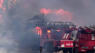 Τρεις πυροσβέστες αγνοούνται από τη μεγάλη πυρκαγιά στο Κίεβο - Φωτογραφία 1