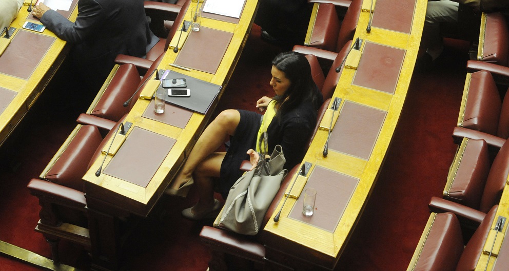 Λύγισε η Βουλή με το νέο σταυροπόδι της Όλγας Κεφαλογιάννη [photos] - Φωτογραφία 2