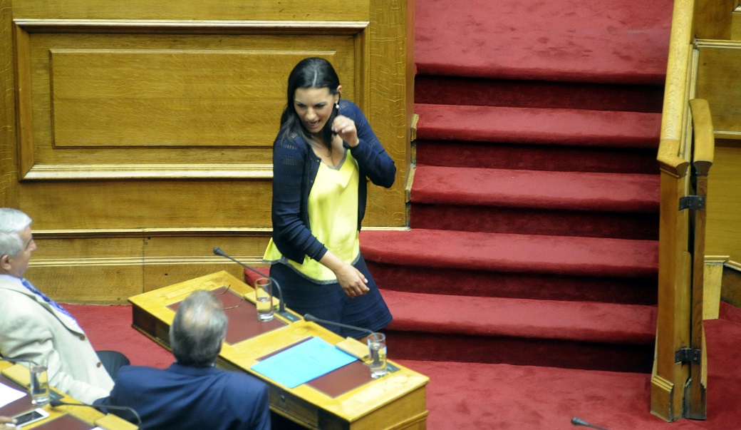 Λύγισε η Βουλή με το νέο σταυροπόδι της Όλγας Κεφαλογιάννη [photos] - Φωτογραφία 4